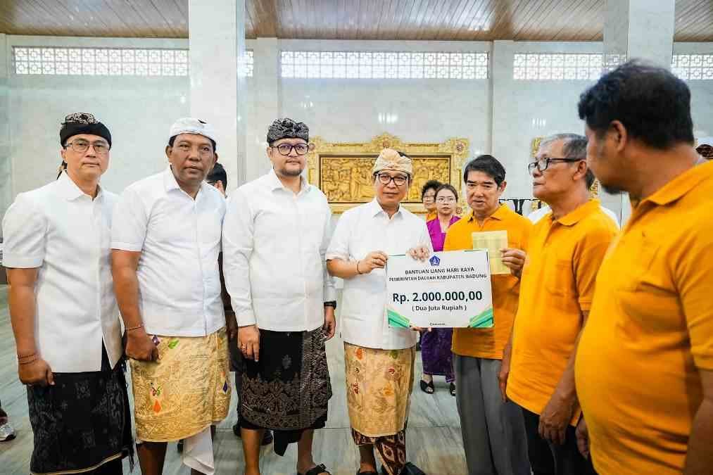 Pemkab Badung Salurkan Bansos Waisak 2026 Komitmen Bupati Adi Arnawa Perkuat Toleransi Beragama