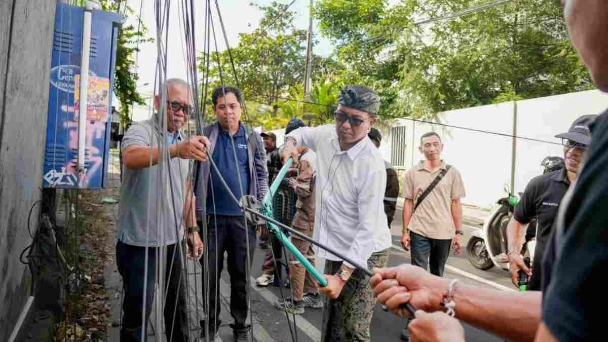 Jaga Estetika Pariwisata, Pemkab Badung Turunkan Kabel Semrawut di Pengubengan