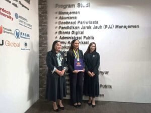 Solusi Kuliah untuk Pekerja PJJ Manajemen Undiknas Resmi Cetak Sarjana Pertama