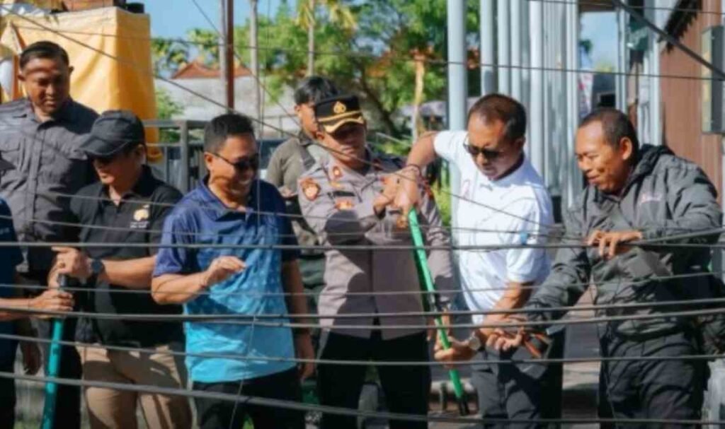 Wujudkan Kawasan Wisata Kelas Dunia, Pemkab Badung Bersihkan 750 Meter Kabel Semrawut di Batu Belig