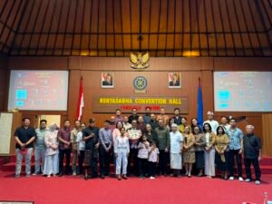 Dr. I Wayan Wirasmana Sancaya, S.H., M.H., bersama keluarga dan kerabat usai sidang terbuka promosi doktor.