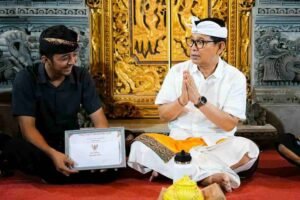 Bupati Badung Serahkan Reward Rp 10 Juta untuk Warga Sading yang Tertib Administrasi Kependudukan