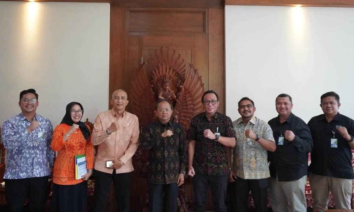 Gubernur Koster Beri Jaminan BPJS Ketenagakerjaan untuk 16.794 Rohaniawan di Bali