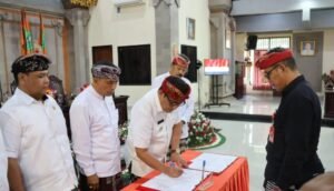 Bupati Tabanan menandatangani persetujuan bersama empat Ranperda dalam Rapat Paripurna DPRD Kabupaten Tabanan, Kamis (23/7/2026).