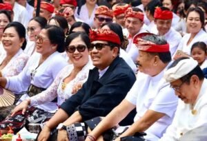 Persembahyangan serangkaian ngaturang bhakti penganyar di Pura Mandhara Giri Semeru Agung, Kecamatan Senduro, Kabupaten Lumajang, Provinsi Jawa Timur, Sabtu (4/7)