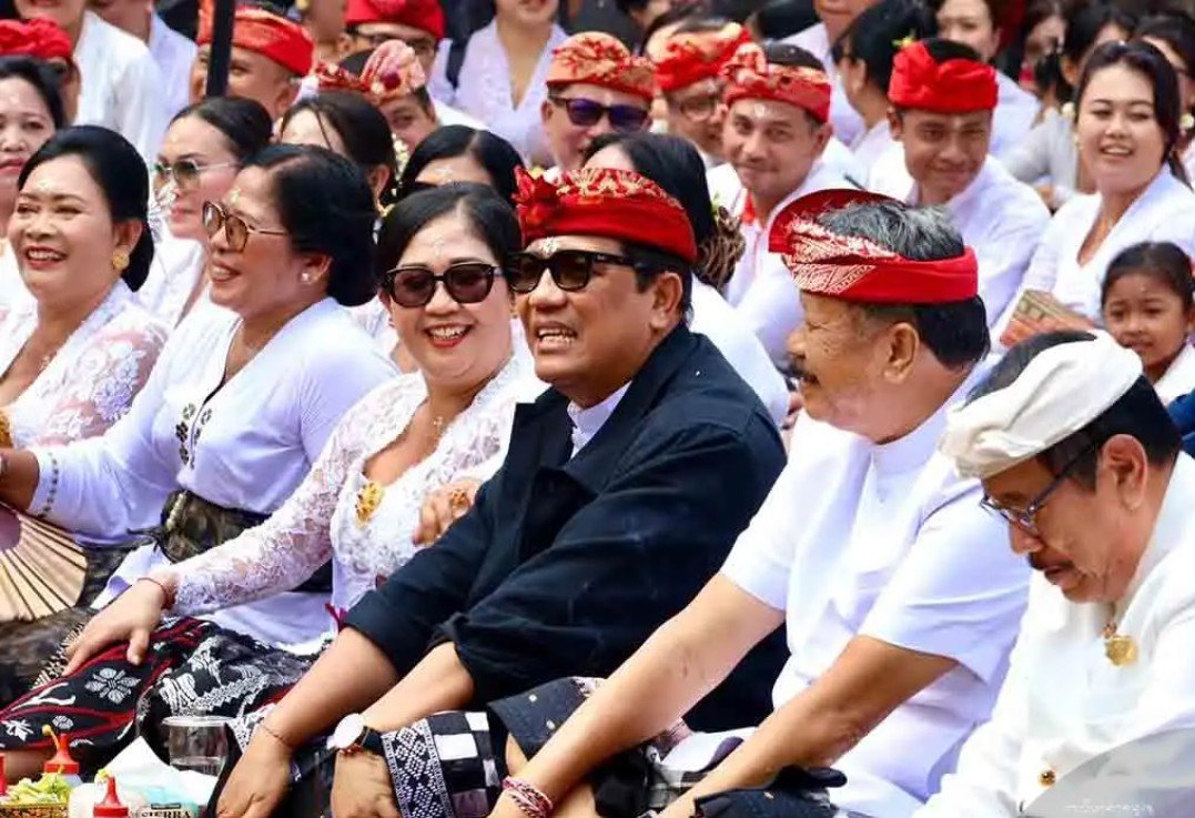Persembahyangan serangkaian ngaturang bhakti penganyar di Pura Mandhara Giri Semeru Agung, Kecamatan Senduro, Kabupaten Lumajang, Provinsi Jawa Timur, Sabtu (4/7)