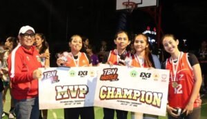 Penyerahkan hadiah kepada para juara Tabanan Hustle 3×3 Vol. 2 pada Minggu (12/7/2026).