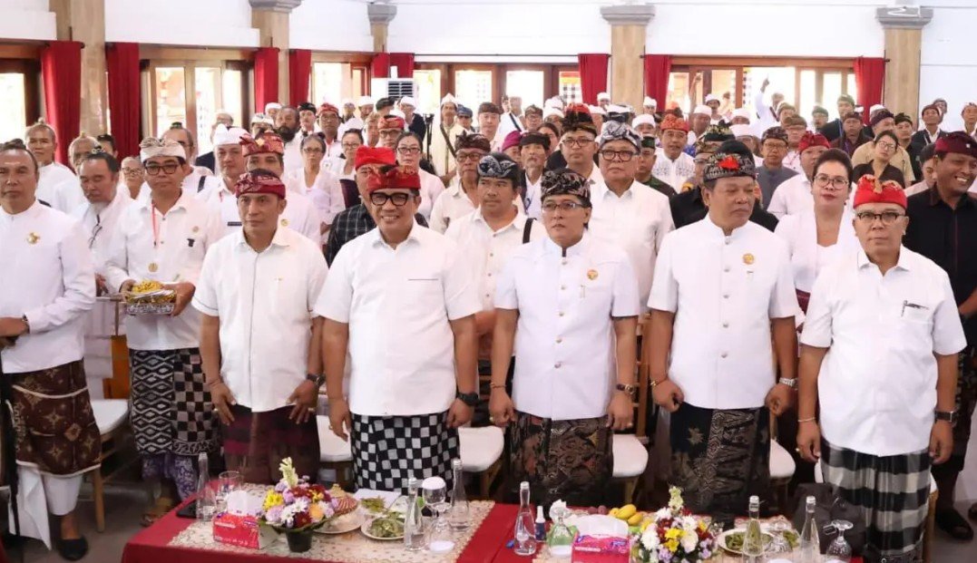 Bupati Tabanan I Komang Gede Sanjaya menghadiri Loka Sabha VII MGPSSR Kabupaten Tabanan di Graha Yadnya Jayaning Singasana, Minggu (12/7/2026).