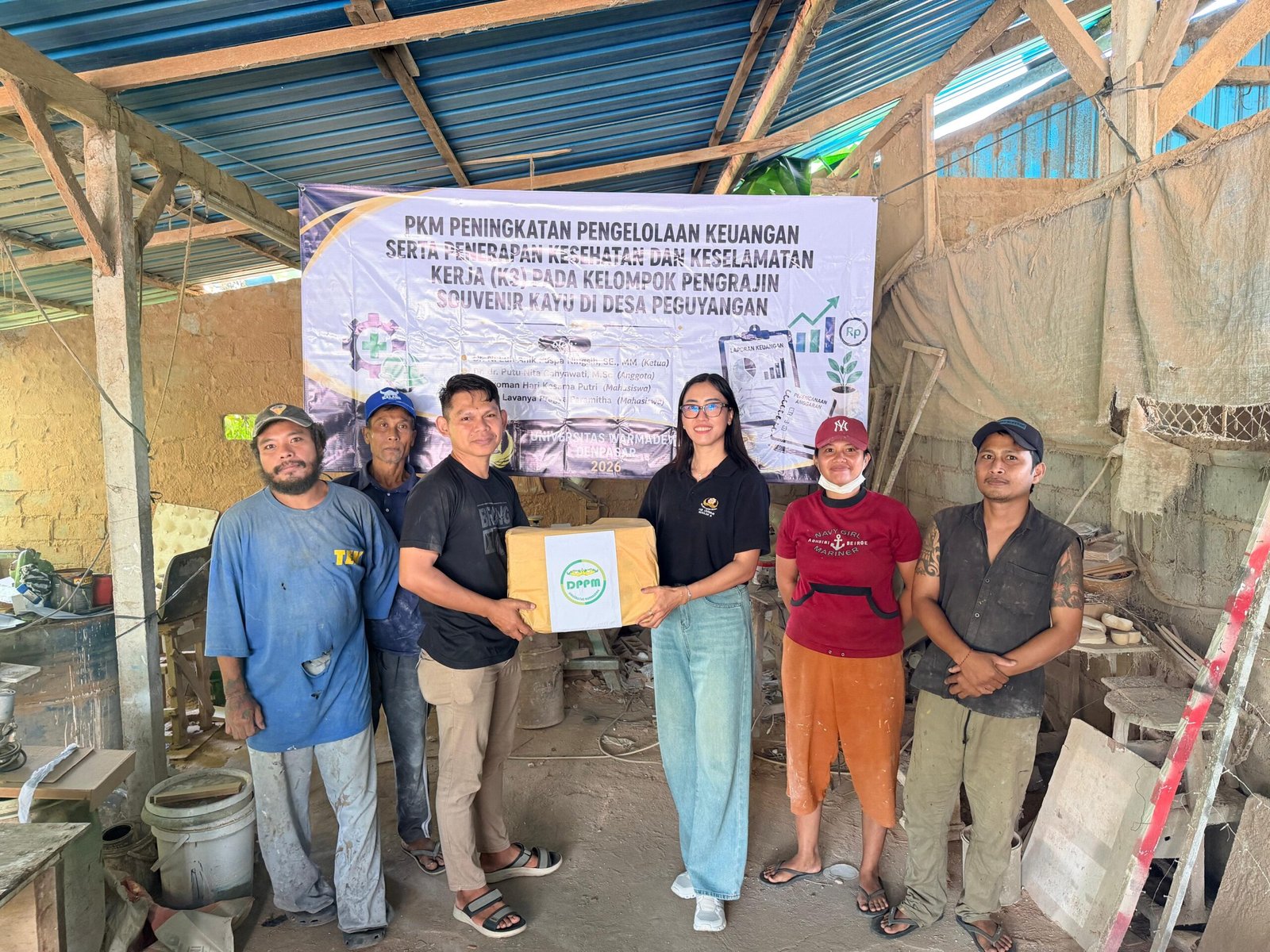 Akademisi Unwar Bantu Pengrajin Souvenir Kayu Tingkatkan Pengelolaan Keuangan dan Penerapan K3 