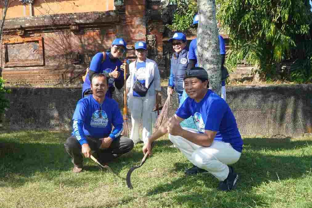 Demokrat Bali Gelar Aksi Gerakan Langit Biru di Pantai Pura Rambut Siwi