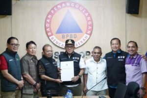Gubernur Bali Wayan Koster Serahkan Bantuan Rp 1 Miliar untuk Korban Gempa NTT