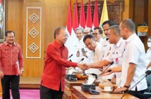 Gubernur Koster Tetapkan 5 Kawasan Rendah Emisi di Bali, Hotel dan Villa Didorong Gunakan PLTS Atap