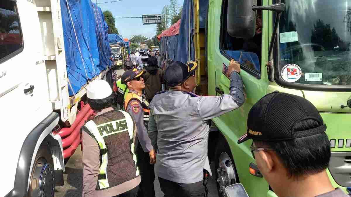 Parkir Liar Depan Terminal Mengwi Masih Marak, Dishub Badung Intensifkan Penertiban