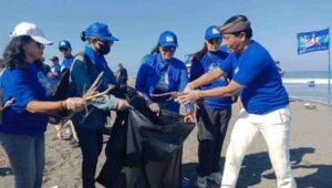 Rayakan HUT ke-25, Demokrat Bali Hijaukan Pantai Lembeng Gianyar lewat Gerakan Langit Biru