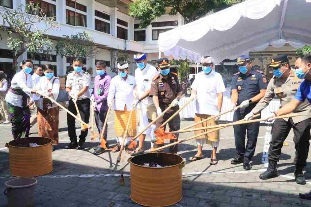 Ribuan Slop Rokok Ilegal Dimusnahkan Kejari Denpasar, Ini Daftar Mereknya!