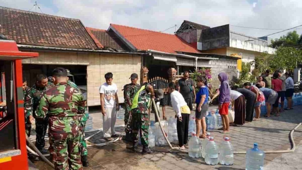 Atasi Kekeringan di Bali, Kodam IX/Udayana Grojok Air Bersih untuk Warga Kampial dan Kintamani