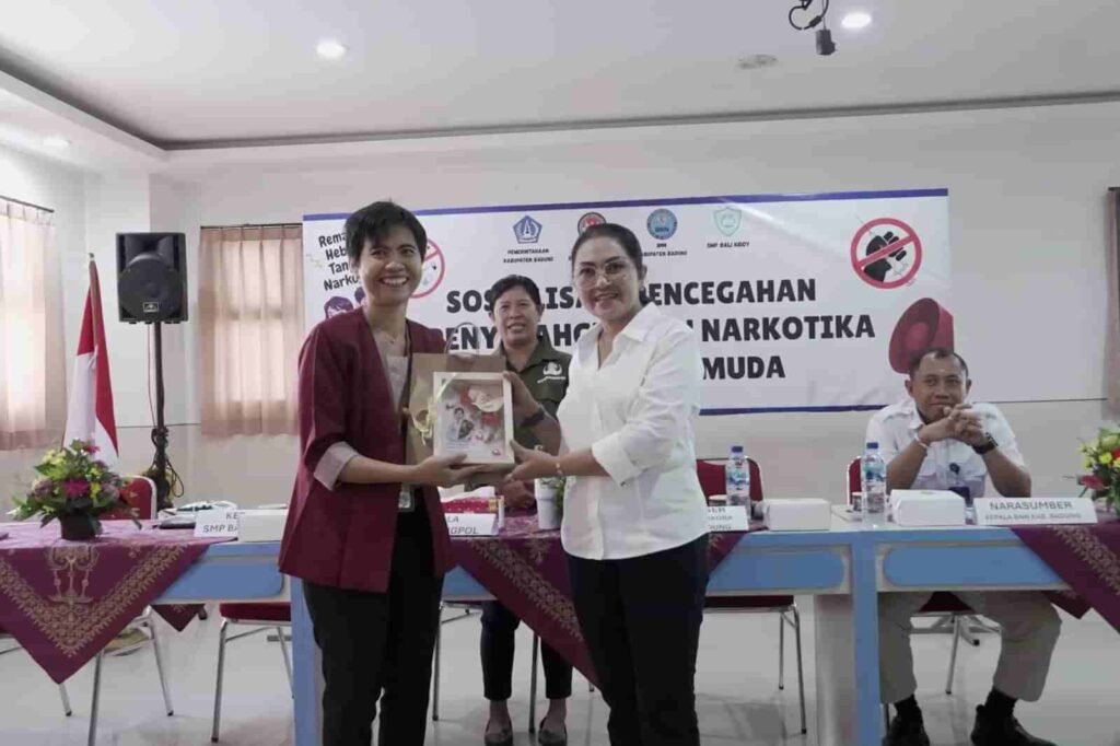 Cegah Narkoba Sejak Dini, Bunda Anti Narkoba Badung Sosialisasi P4GN di SMP Bali Kiddy School