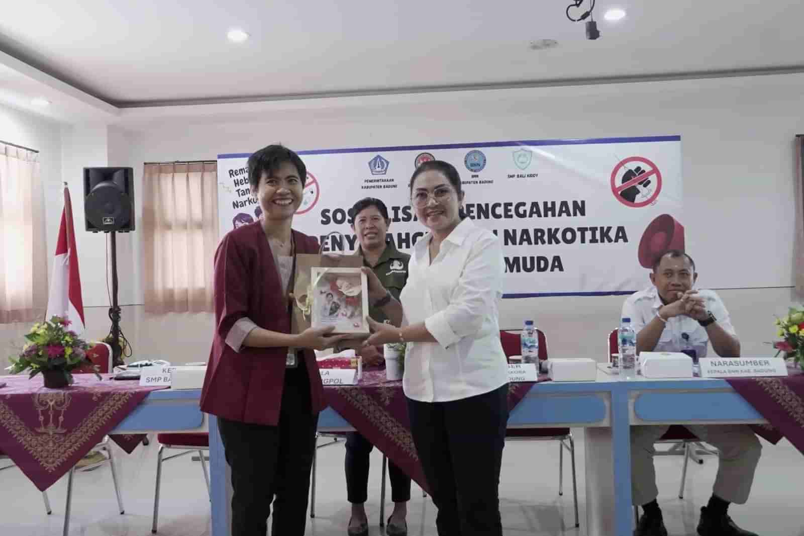 Cegah Narkoba Sejak Dini, Bunda Anti Narkoba Badung Sosialisasi P4GN di SMP Bali Kiddy School