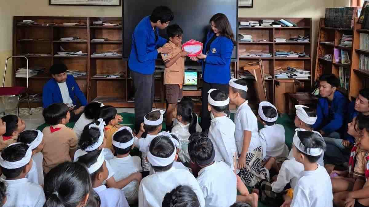 KKN Warmadewa Gelar Sosialisasi PHBS di SDN 3 Melinggih Kelod Gianyar