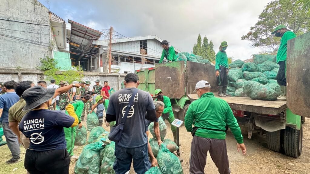 Aksi Bersih – Bersih di Mangrove Pesanggaran Kumpulkan 3,56 Ton Sampah