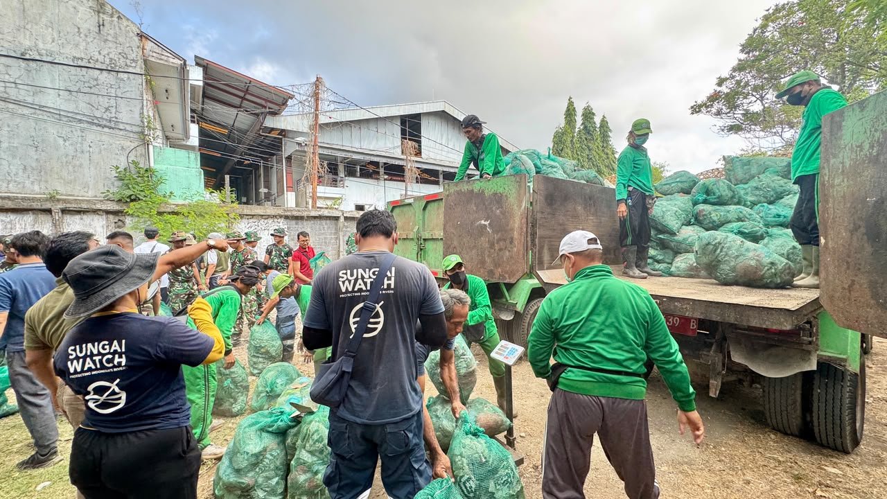 Aksi Bersih – Bersih di Mangrove Pesanggaran Kumpulkan 3,56 Ton Sampah
