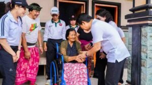 Bupati Badung dan Ketua K3S Serahkan Bantuan Kursi Roda serta Sembako di Petang
