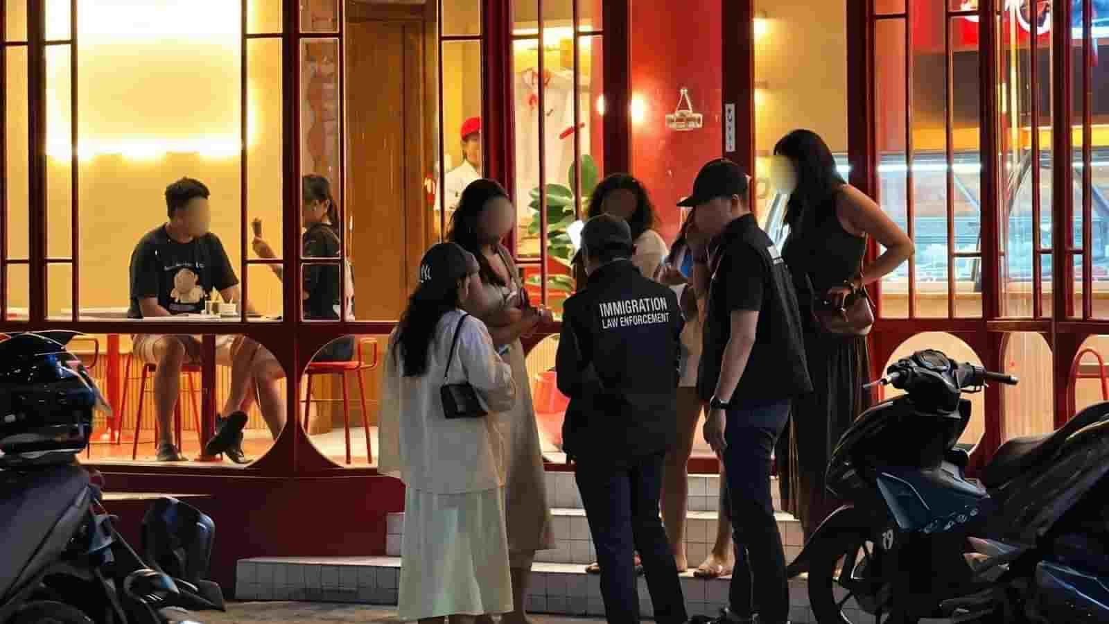 Dari Investor Bodong hingga Overstay 357 Hari, Kantor Imigrasi Ngurah Rai Deportasi 9 WNA