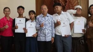 Gubernur Bali Wayan Koster Salurkan Bantuan Pendidikan Siswa Kurang Mampu di Denpasar