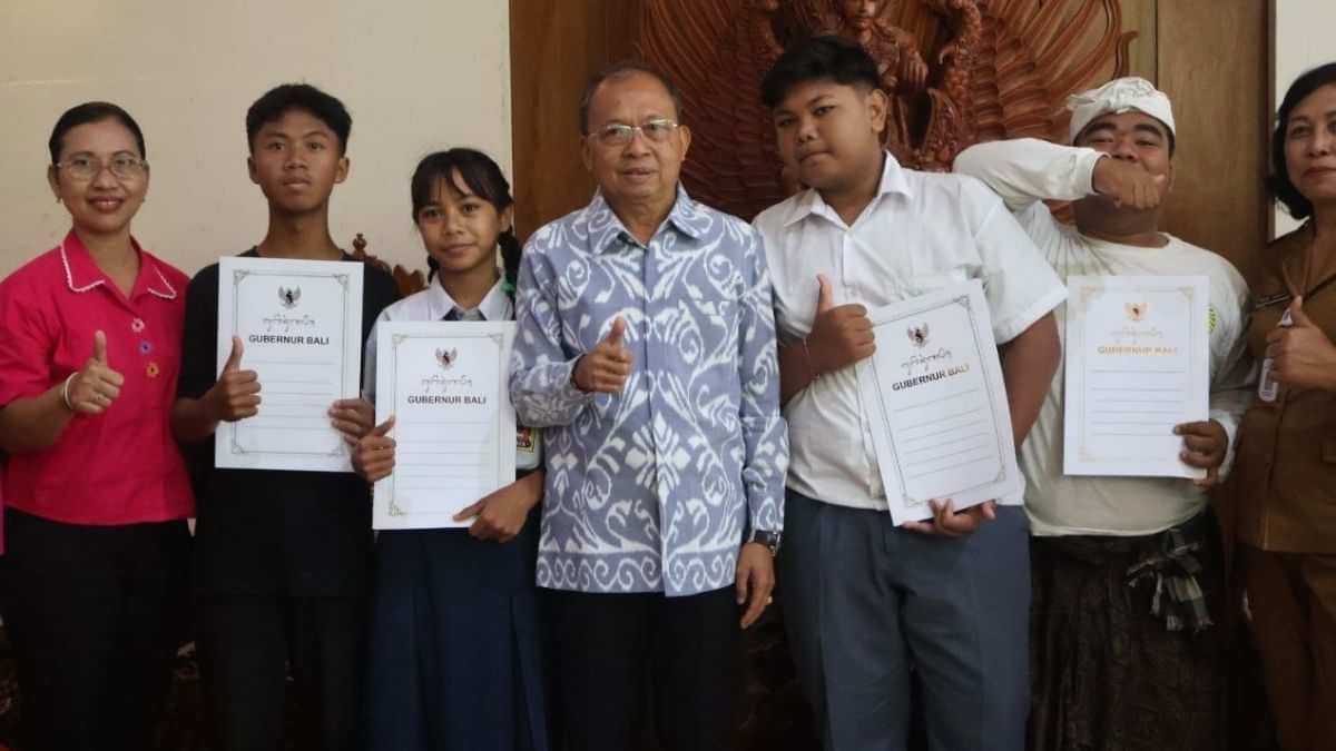 Gubernur Bali Wayan Koster Salurkan Bantuan Pendidikan Siswa Kurang Mampu di Denpasar