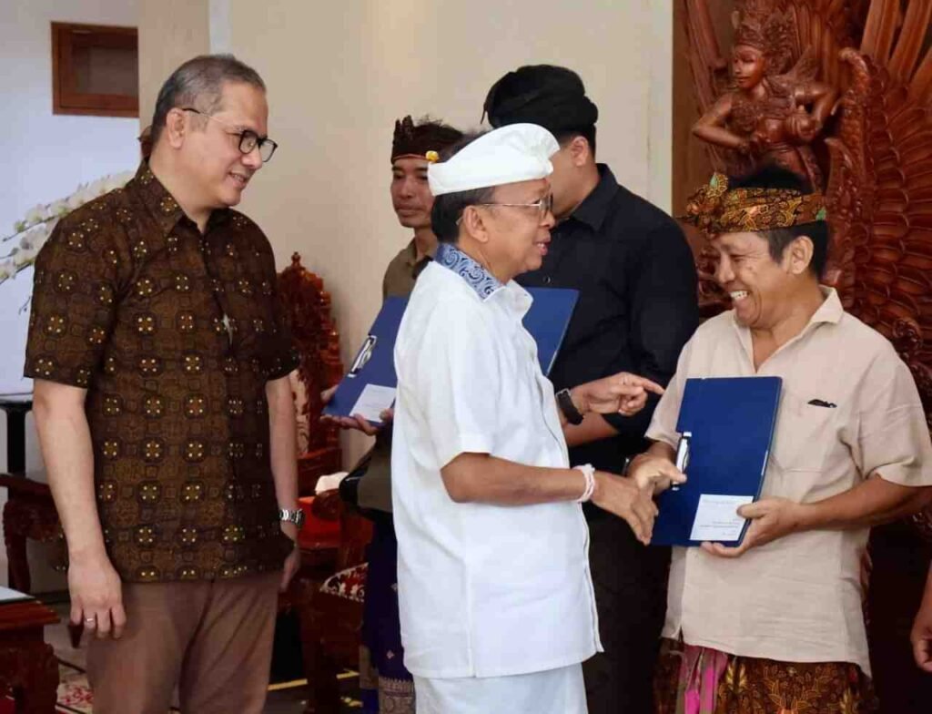 Gubernur Koster Serahkan Bantuan CSR St Regis Bali untuk Kelompok Seni dan Desa Adat Buleleng