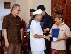 Gubernur Koster Serahkan Bantuan CSR St Regis Bali untuk Kelompok Seni dan Desa Adat Buleleng