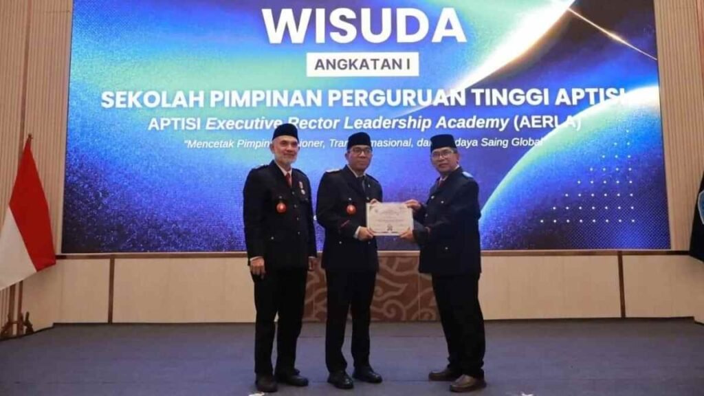 Selesaikan Program AERLA Angkatan I, Rektor Unwar Prof. Pandit Raih Gelar CHEL