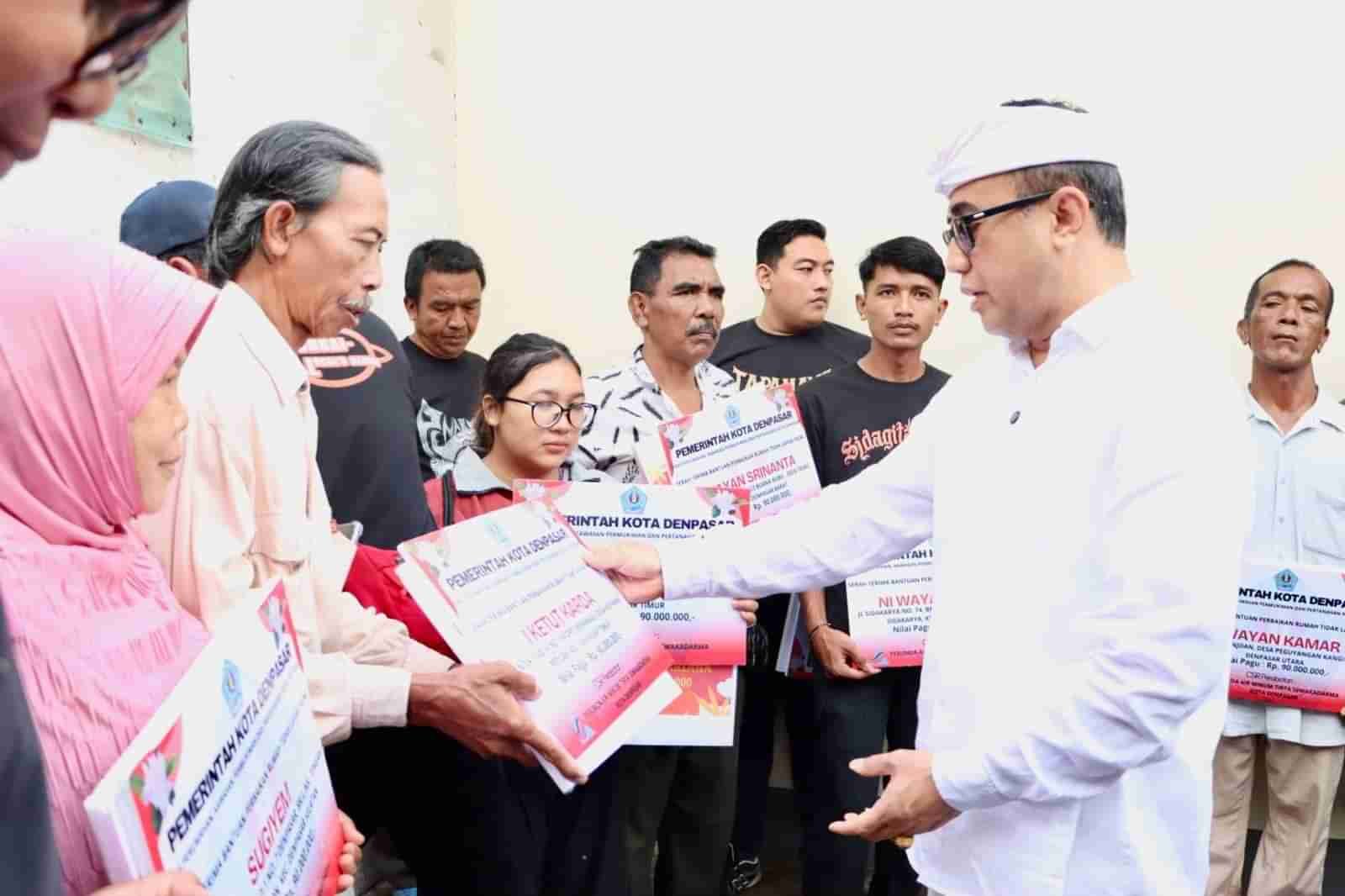 Tingkatkan Kualitas Hidup Warga, Pemkot Denpasar Serahkan 22 Unit Rumah Layak Huni