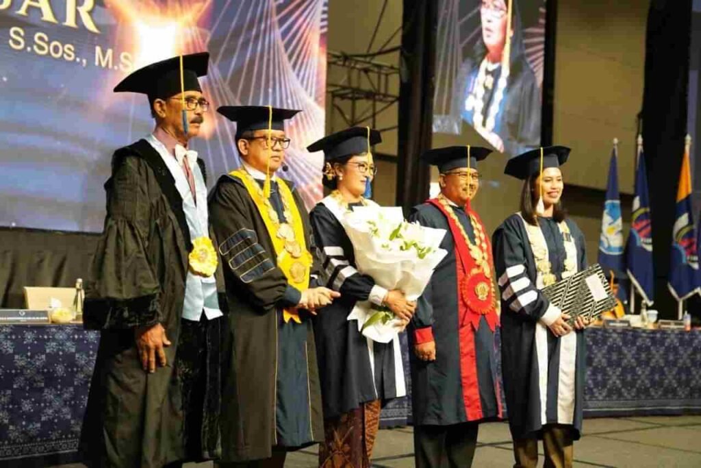 Undiknas Kukuhkan Prof. Widhiasthini Jadi Guru Besar Tetap Bidang Reformasi Administrasi