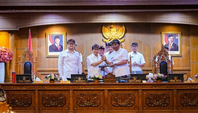 Bupati Adi Arnawa Sampaikan Penjelasan APBD 2027 dan Tiga Ranperda Strategis